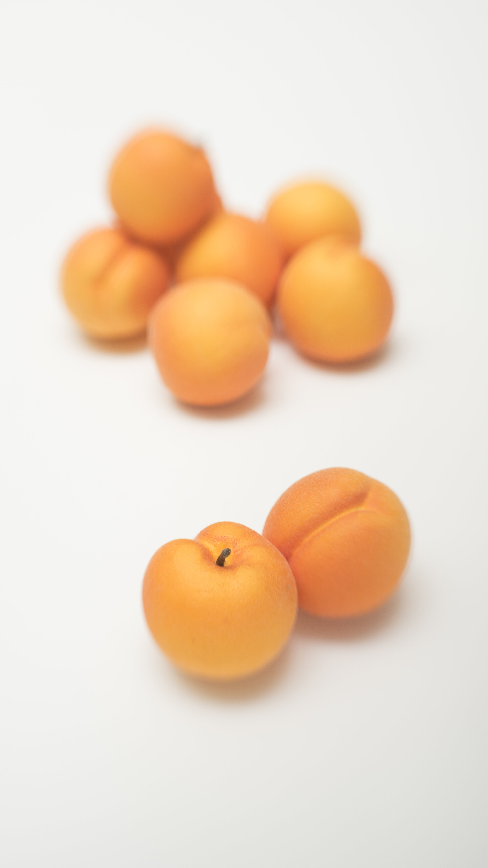 PEACHES WITH LENS LOCKED AND BOKEH BLADES OUT OF FRAME