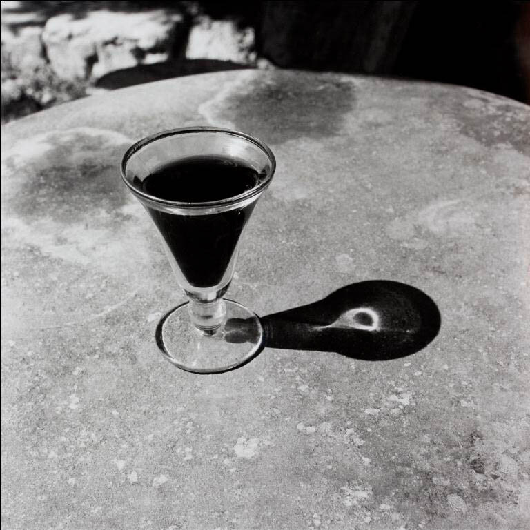 BILL CULBERT, “SMALL GLASS POURING LIGHT” (PHOTOGRAPH), 1997. AUCKLAND ART GALLERYTOI O TĀMAKI, GIFT OF THE PATRONS OF THE AUCKLAND ART GALLERY, 2001